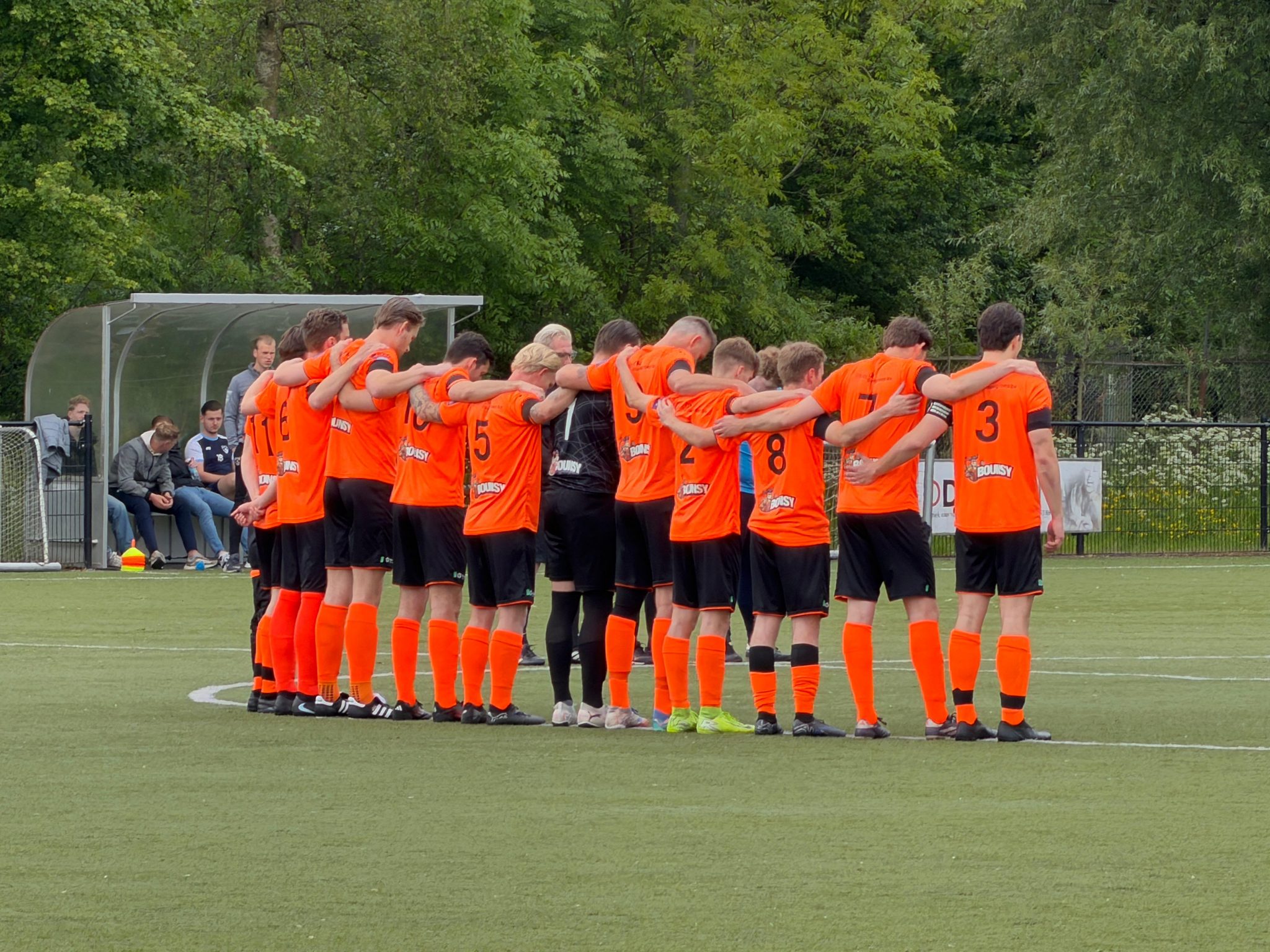 Juichen met rouwbanden: Een dag van uitersten eindigt in Oranje Euforie. M/V