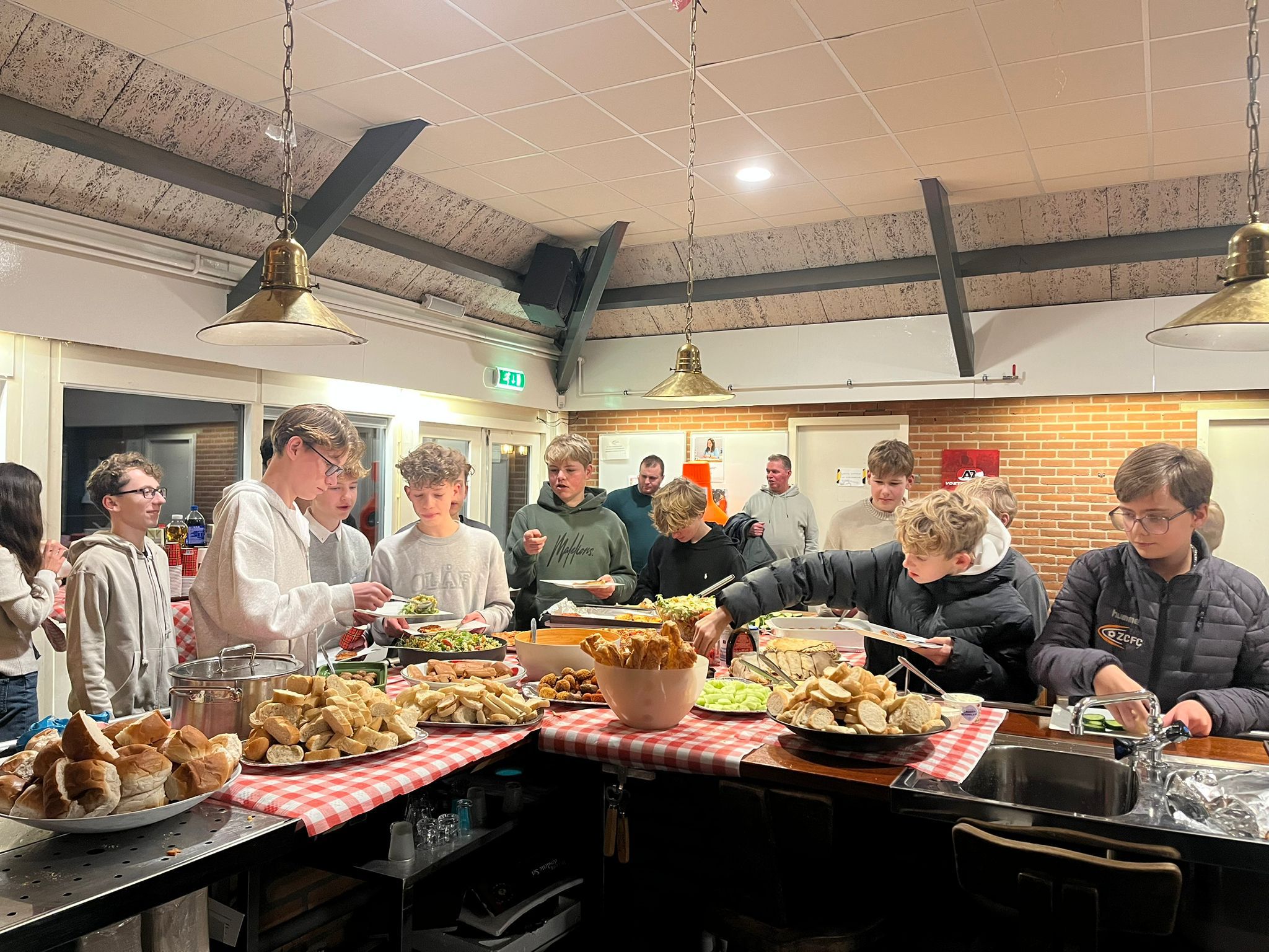 Verlaat (kerst)diner voor de JO15-16 en MO15