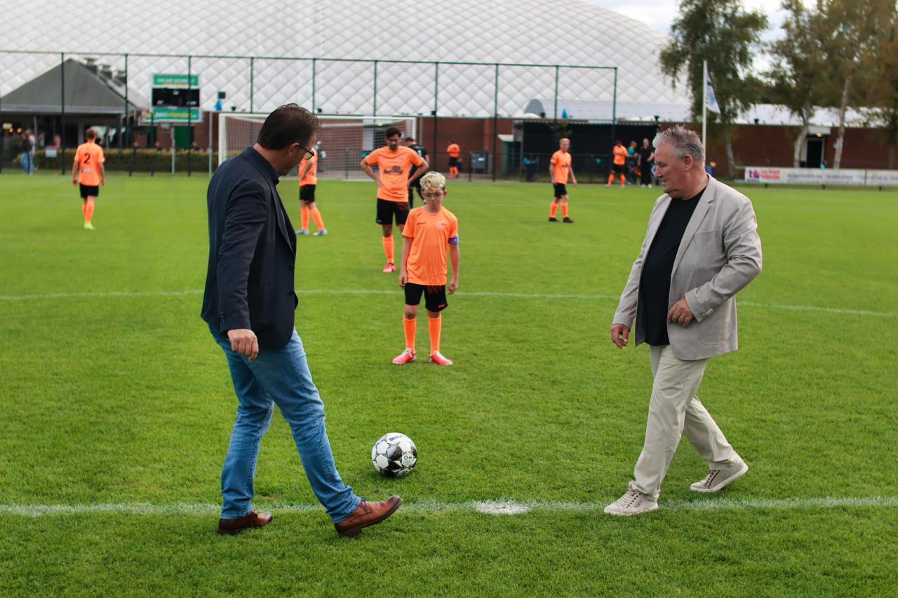 Zonnig Oranjefeest en Aftrap in duurzame bruine kroeg