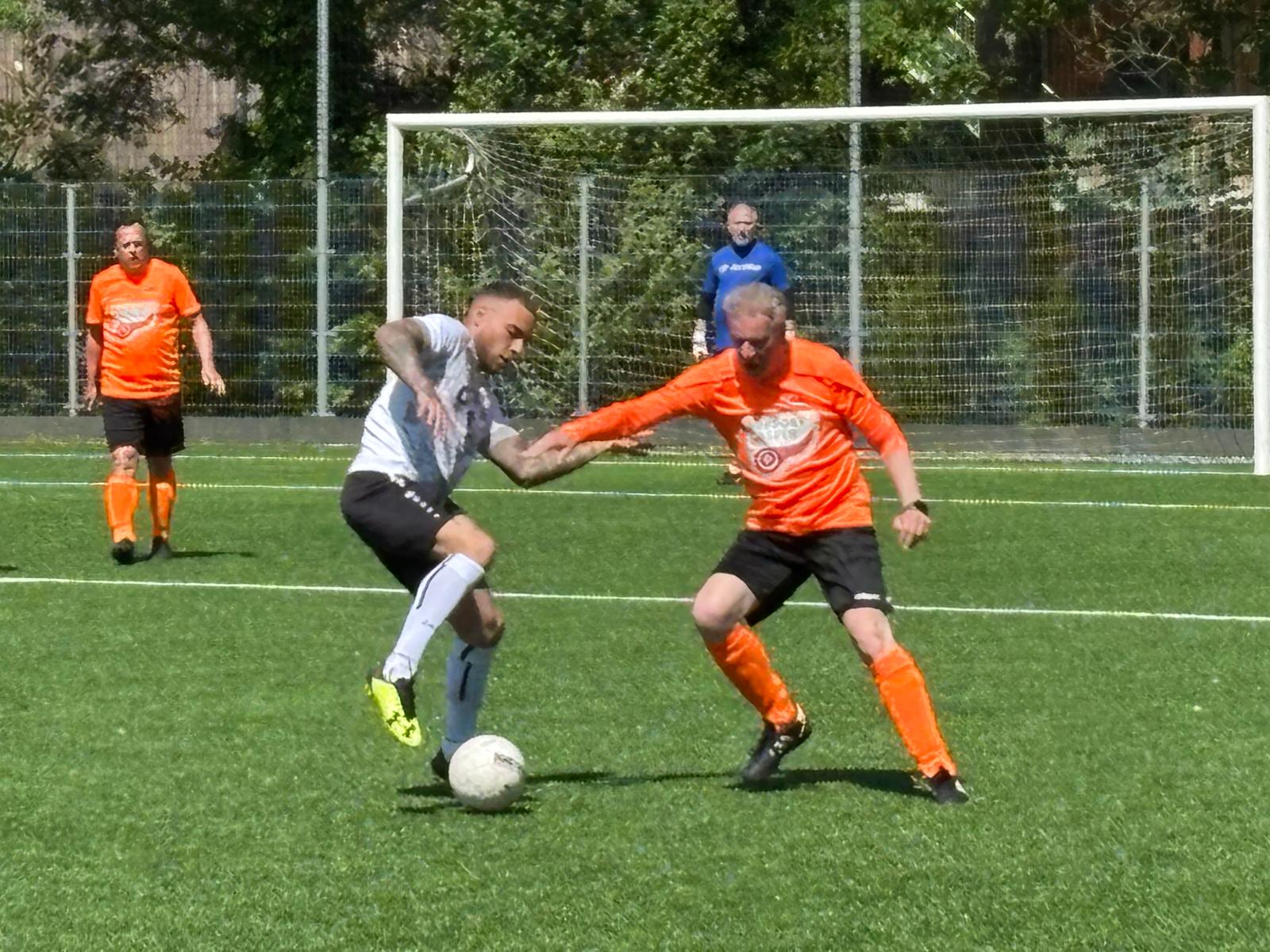 Roze bril op het voetbalveld en erbuiten