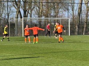 Veteranen slijten, lokaal wint en Oostzaan wordt Oranje 14