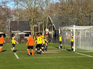 Veteranen slijten, lokaal wint en Oostzaan wordt Oranje