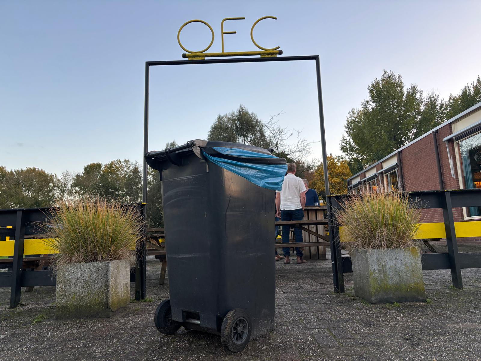 Voetbal met een grote V politiek met een kleine p