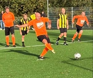 Voetbal mte een grote V en politiek met een kleine p